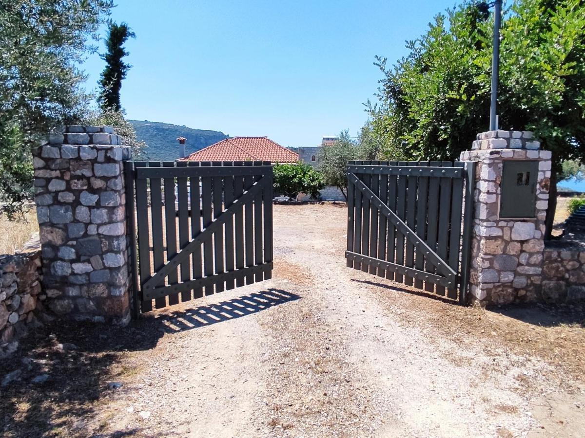 Villa Athina'S Stone House In Kardhamili Esterno foto